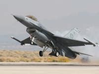 历史上的今天2月2日_1974年美国通用动力公司设计的F-16战隼战斗机原型机进行首次试飞。