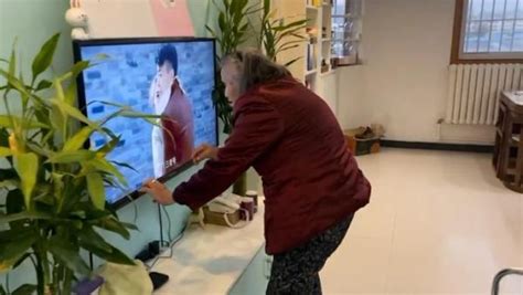 郑州一97岁的老寿星 打起花棍那是有模有样-大河新闻