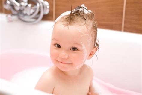 婴儿几天洗澡一次最好（给宝宝洗澡的正确姿势）-幼儿百科-魔术铺