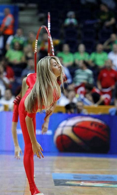 欧洲男子篮球锦标赛拉拉队的表演为比赛带来了别样的魅力