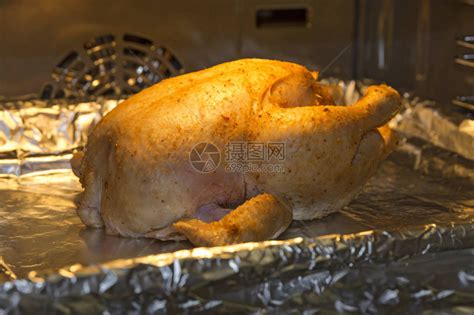 在烤箱里烹制美味的烤鸡高清图片下载-正版图片506209429-摄图网