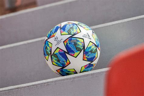 ADIDAS欧冠联赛比赛用球摄影图__体育运动_文化艺术_摄影图库_昵图网nipic.com