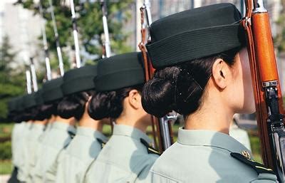 探访三军仪仗队女兵：工资与普通女军人同等(图)新闻频道__中国青年网
