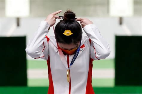 21岁气步枪冠军杨倩火了，她的努力值得两枚金牌，网友深表佩服_东方体育