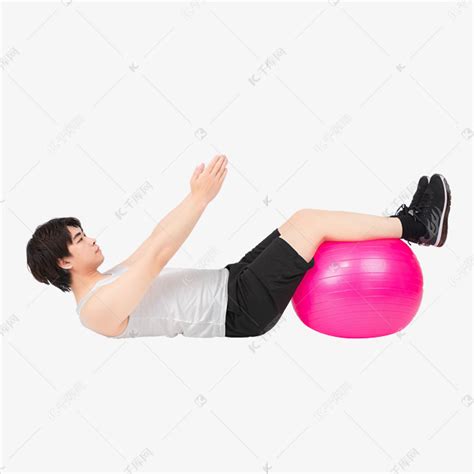 躺着瑜伽球健身的男孩素材图片免费下载-千库网
