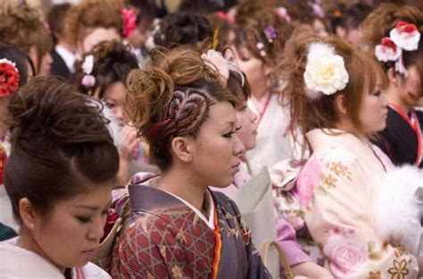 日本大学生参加成人礼 现场仪式感满满