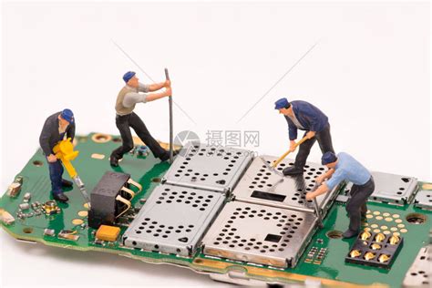微型人修理电子设备高清图片下载-正版图片502606805-摄图网