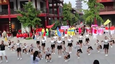DJ广场舞：一群年轻人跳广场舞，朝气蓬勃_腾讯视频