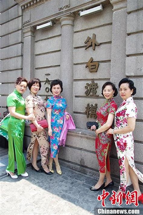 上海街头中老年旗袍秀 风韵犹存不减当年[4]- 中国在线