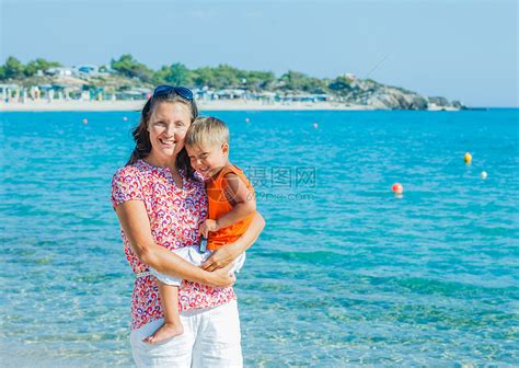 幸福的母亲和儿子在海滩上的照片女性旅行季节快乐兄弟姐妹男人妻子孩子们青少年男生高清图片下载-正版图片321566985-摄图网