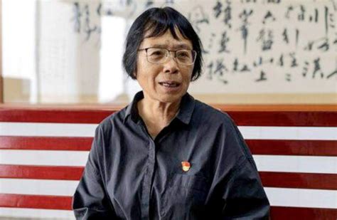 张桂梅荣获七一勋章，两手贴满膏药，12年让1600名女子走出大山_腾讯视频