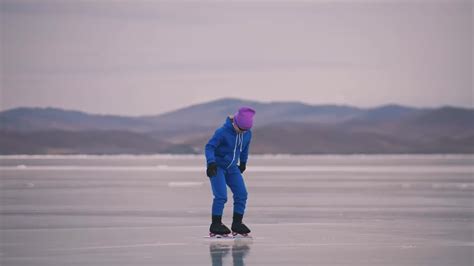 孩子们在冰上进行专业的速度滑冰训练。那个女孩冬天穿着运动服、运动眼镜和西装溜冰。户外慢动作。视频素材_ID:VCG42N1310678453 ...
