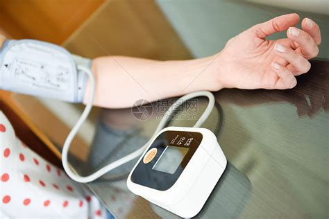 血压女人高清图片下载-正版图片507132021-摄图网