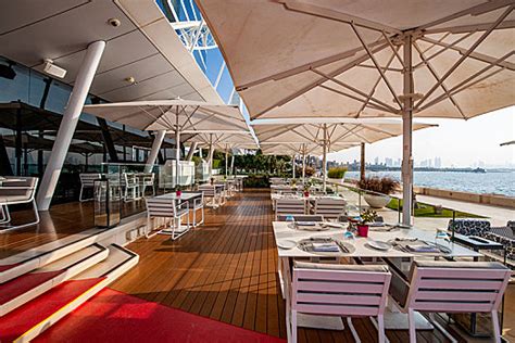 2022看到金巴兰的第一眼，你一定会被摆满沙滩的餐桌吸引，露天餐厅是金巴兰的一大特色，就喜欢这种有情调的东西_金巴兰海滩-评论-去哪儿攻略