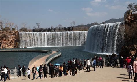 重庆又新建一“网红公园”，有磅礴瀑布景观，被誉为“江畔明珠”|公园|瀑布|明珠_新浪新闻