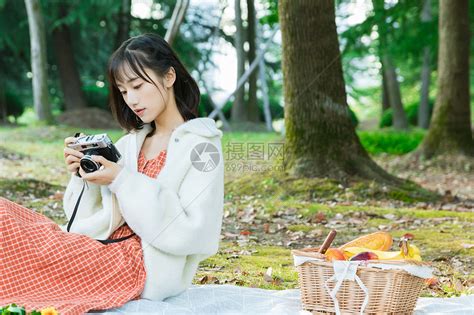 温柔户外拍照女生头像