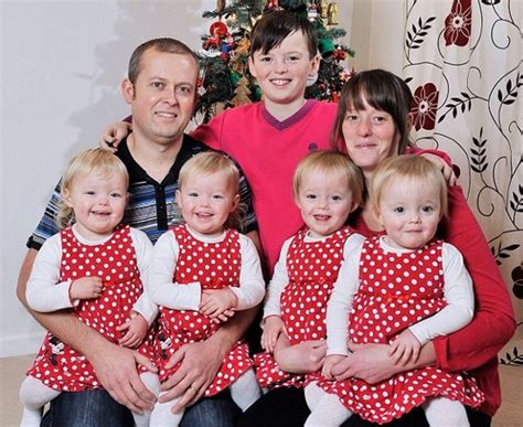 英国首例两对同卵双胞胎四姐妹 萌照迎圣诞 - 中国日报网