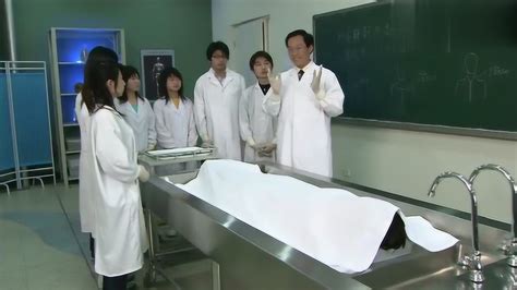 教授给学生上解剖课，不料一看尸体，竟是自己的女友!_腾讯视频