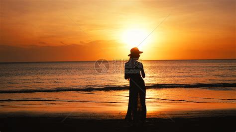唯美的海边夕阳沙滩女子背影jpg下载