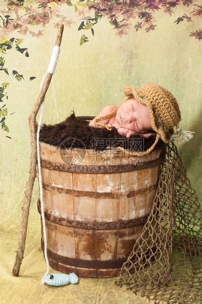 天大的新生男婴睡在一个旧的风化的木桶里高清图片下载-正版图片503245522-摄图网