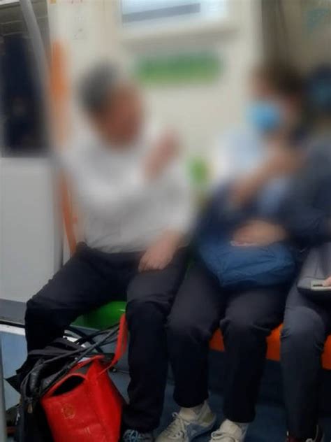 地铁通勤者坐着站地下火车上,用家庭老妇人的卡通构图矢量插图地铁地下人卡通构图插画图片下载-正版图片300907159-摄图网