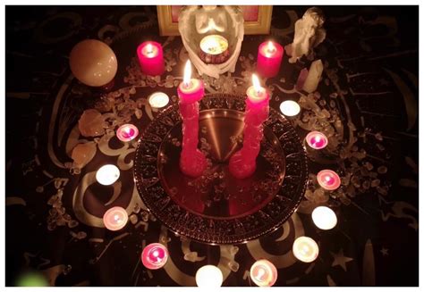 优质的拼写旧日记本上面有五花和黑蜡烛桌子上有威卡Esoteric占卜和神秘背景还有古老的魔法物品用于神秘仪式巫婆插画图片下载-正版图片 ...