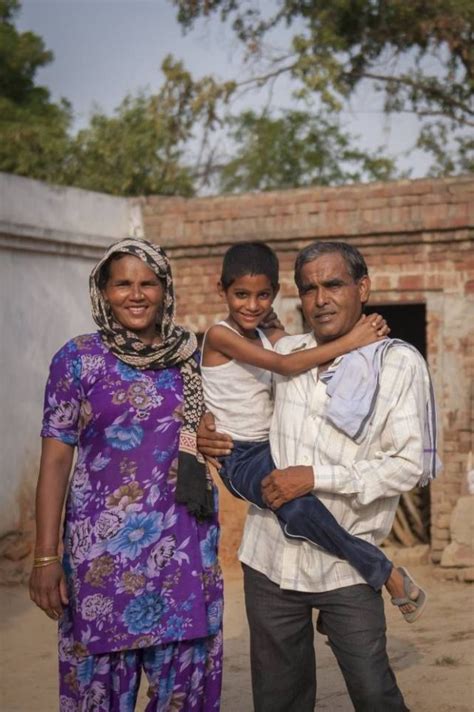 印度老妇在70岁的时候生下一子，和儿子外出常被误认为是“祖孙”