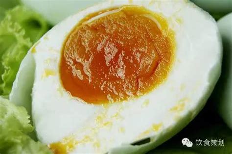 咸鸭蛋要腌多久才能吃?咸鸭蛋从开始腌制到可以吃要多长时间-聚餐网