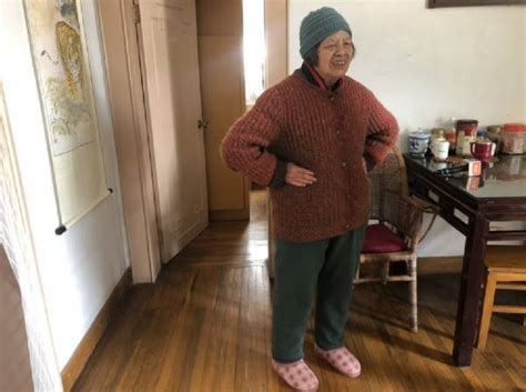 50岁的广西阿姨人老心不老，舞姿动作十分优美！_腾讯视频