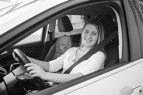 女生开豪车是一种什么样的体验？这位女司机厉害了！