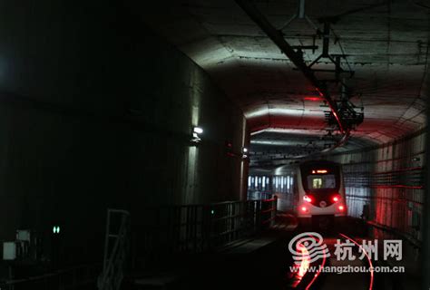 夜幕下的杭州地铁末班车 你坐过吗？ - 杭网原创 - 杭州网