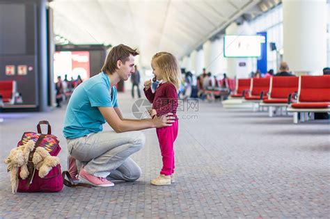 小女孩和年幼的爸爸 在机场等待飞机飞翔高清图片下载-正版图片322093563-摄图网