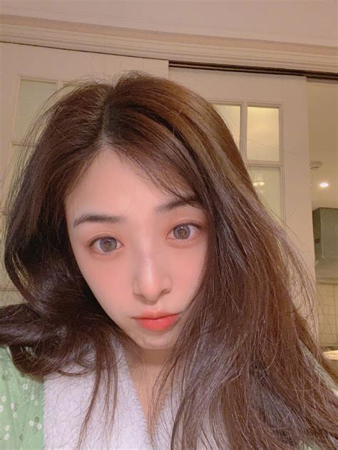 卷发温柔女生自拍头像