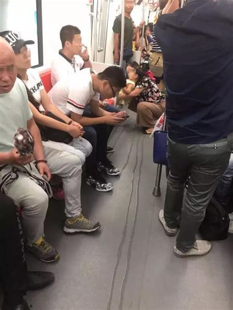 哈尔滨地铁一号线女子抱小孩车厢里小便 引网友关注_新浪黑龙江_新浪网