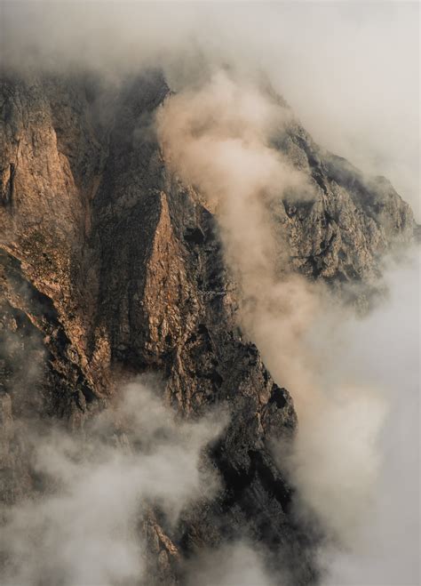 高耸入云的大山隐隐约约显现在大雾中自然风景素材