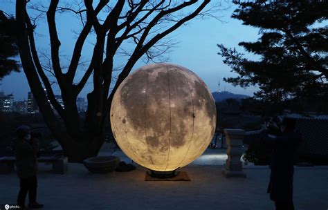 迎接元宵节 韩国昌庆宫放置巨型月亮吸睛