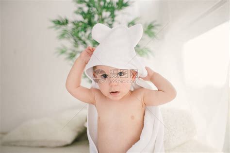 美丽微笑的新生男婴用白色竹毛巾盖着有趣的耳朵高清图片下载-正版图片505111363-摄图网