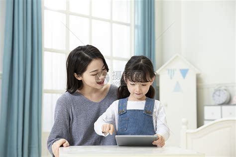 妈妈指导女儿用平板电脑在家上课高清图片下载-正版图片501569565-摄图网