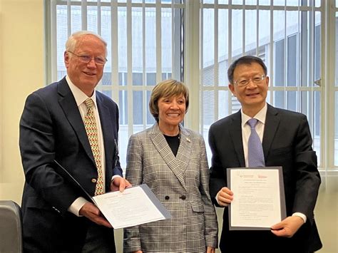 曹德荣会长在加州访问并与加州巴旦木协会签署合作协议 - 中国食品土畜进出口商会