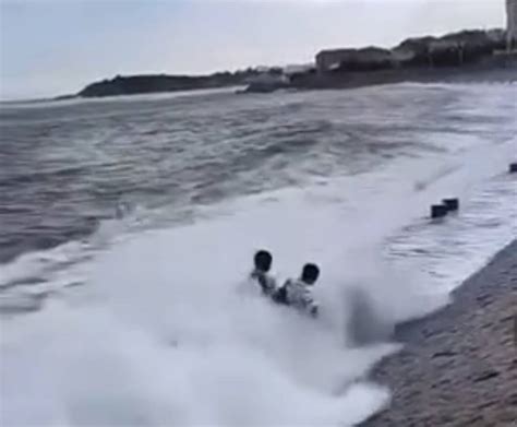 2名游客被海浪卷走600米成功获救_新浪新闻