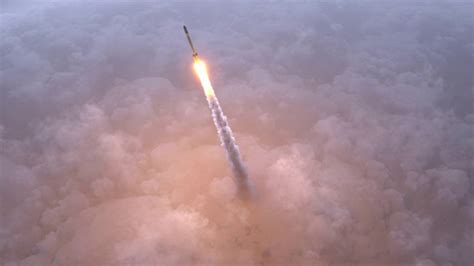 火箭穿过云层视频素材_ID:VCG42N1185591226-VCG.COM