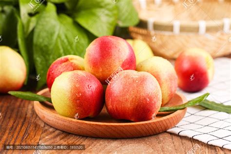 夏季吃桃子好处多多，但吃桃子也有4大坏处，5类人不能吃桃子！