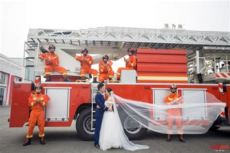 消防员拍摄“消防版”婚纱照，补上甜蜜瞬间_凤凰网视频_凤凰网