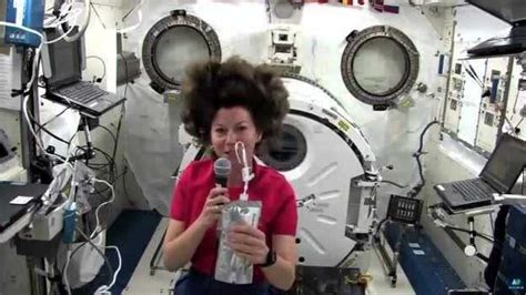 看宇航员在太空是怎样喝水的、好神奇！_腾讯视频