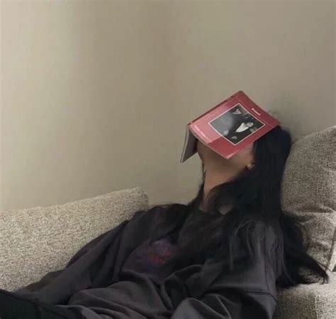 温柔知性女生头像看书