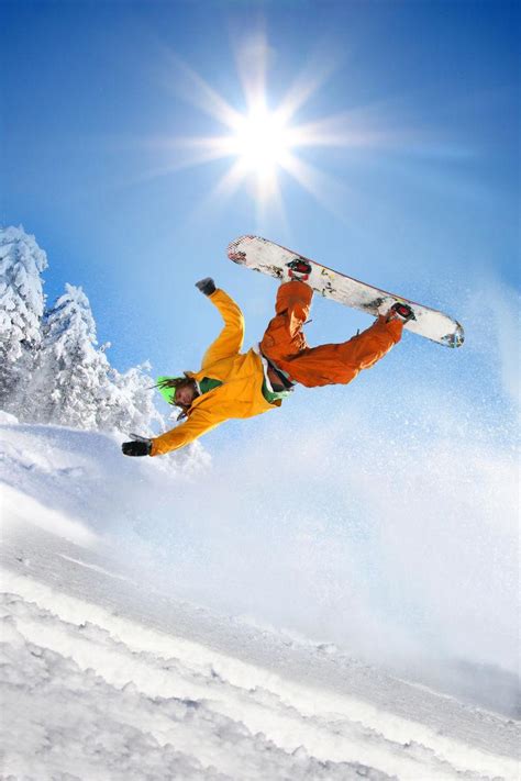 翻越的滑雪人图片-蓝色天空的滑雪板素材-高清图片-摄影照片-寻图免费打包下载