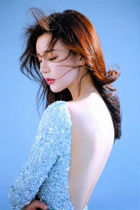 背景图女生露身体图片