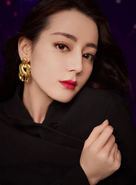 浓颜系妆容甜美女生头像