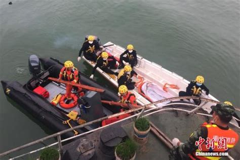 重庆万州坠江公交车被打捞出水 回顾救援过程_新闻中心_中国网