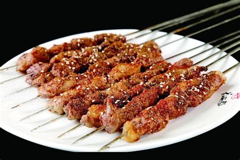 夜市摊卖的“羊肉串”，2元一串是羊肉吗？懂行的：可能只是调料|羊肉串|羊肉|夜市_新浪新闻